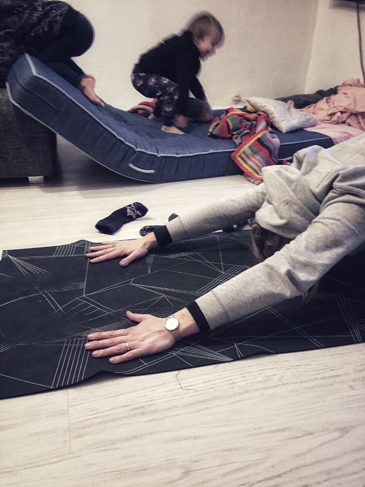 Yogamatte Turnen Kleinkinder Toben zuhause Chaos in der Wohnung